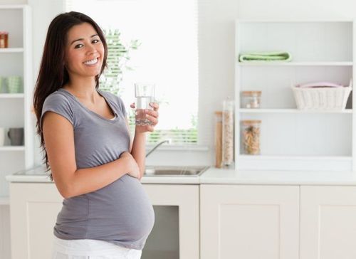 
Because you are pregnant, pregnant mothers should limit the use of acne medications and take care of their skin at home such as drinking lots of water
