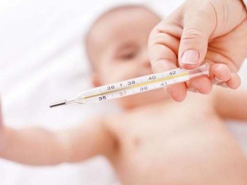 Triệu chứng phổ biến của sốt phát ban đó là trẻ bị sốt cao đột ngột