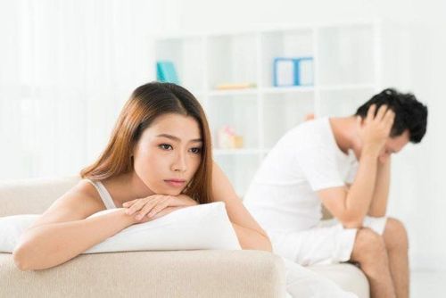 
Giảm ham muốn tình dục, luôn né tránh chuyện giường chiếu
