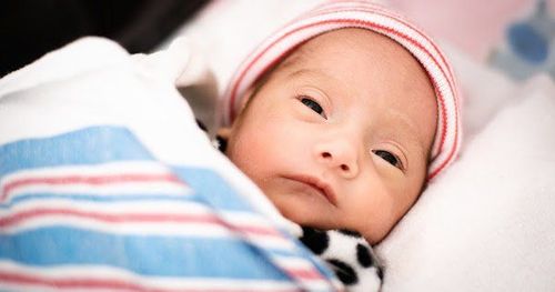 Vì sao trẻ sinh non thường mắc bệnh lý võng mạc?
