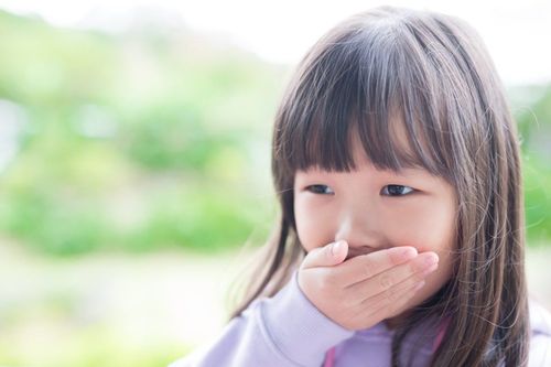 Trẻ bị viêm thanh quản khàn tiếng, sổ mũi, tức ngực mỗi khi ho có nguy hiểm không?