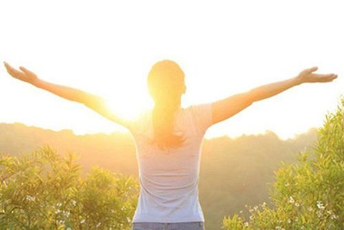 
Thai phụ 4 tháng nên tắm nắng hàng ngày để giúp bổ sung vitamin D cho cơ thể
