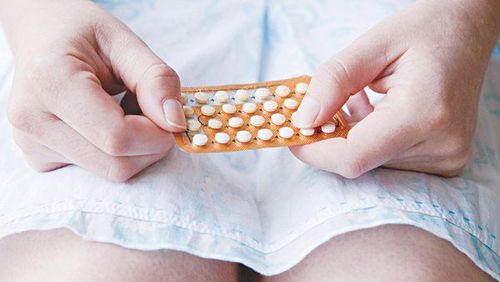 
Thuốc tránh thai phối hợp (COCs: Combined Oral Contraceptives) được khuyến cáo không nên sử dụng trong giai đoạn cho con bú
