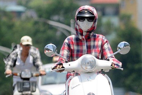 Chúng ta nên bảo vệ cơ thể bằng khẩu trang, không mặc đồ quá hở, tránh tia bức xạ độc có cơ hội tiếp xúc với da