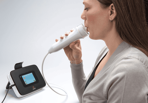 Why is it important to measure NO concentration in breathing air when diagnosing asthma?