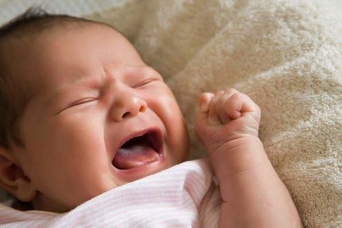 Hỏi đáp: Trẻ sơ sinh ngủ ít, thức dài, quấy khóc phải làm sao?