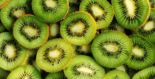 
Mỗi quả kiwi cỡ trung bình chứa khoảng 70 miligam vitamin C, nhiều hơn cả cam
