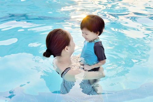 Lý do nên tắm nước ấm sau khi bơi để bảo vệ da