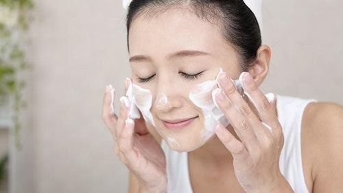 
Dùng sữa rửa mặt tạo bọt dịu nhẹ giúp làm sạch mà không gây kích ứng da
