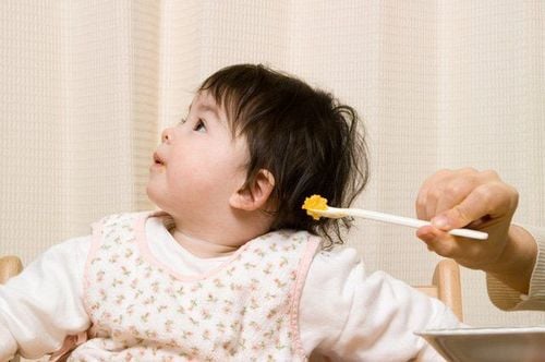 Trẻ bị táo bòn thường có biểu hiện biếng ăn
