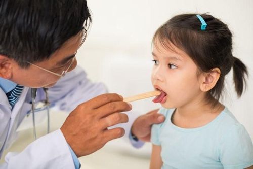 Trẻ bị viêm amidan mủ đã tiêm truyền kháng sinh nhưng còn nhiễm khuẩn có thể xuất viện được không?