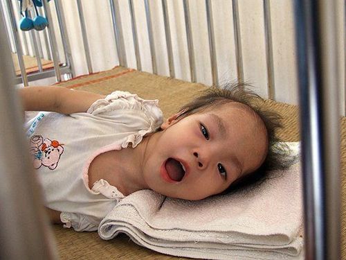 Khi trung tâm cao cấp nhất của hệ vận động không hoàn thiện, bé sẽ chậm biết đi hay thậm chí là không đi được