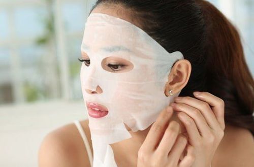 Mẹ có thể tranh thủ làm mặt nạ trong khi xem chương trình yêu thích khi trẻ đang ngủ