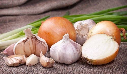 Why does eating garlic cause bad breath?