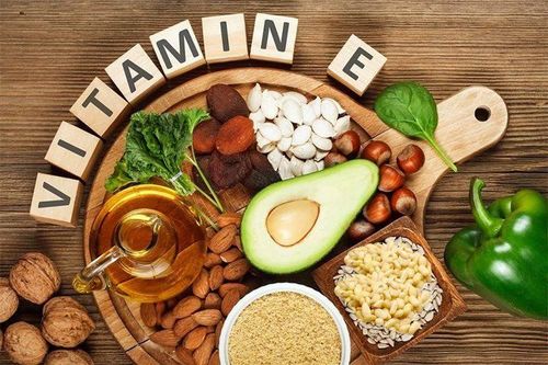 
Vitamin E có nhiều trong trong các loại dầu thực vật, quả hạch, hạt hướng dương, mầm lúa mì, hạt ngũ cốc toàn phần
