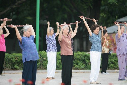 Vì sao tập thể dục giúp ngừa té ngã ở người cao tuổi?