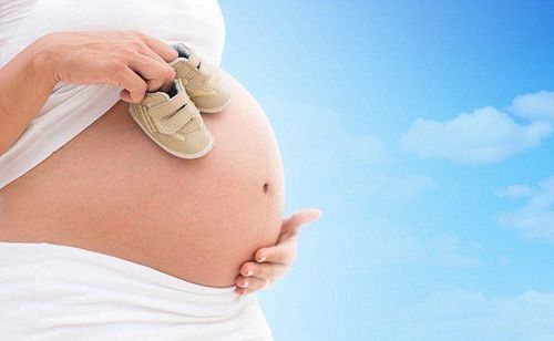 How many weeks pregnant is considered full term to give birth?