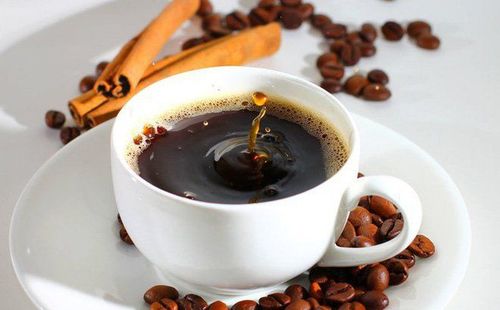 
Caffeine từ cà phê hoặc nước tăng lực không nên được tiêu thụ khi bố mẹ đang chăm sóc bé
