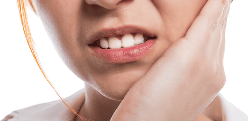 Thời gian mọc răng cấm hàm dưới kéo dài và gây đau ngứa, chảy mủ có sao không?