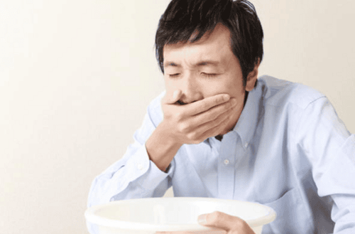 Recognizing signs and first aid when having food poisoning