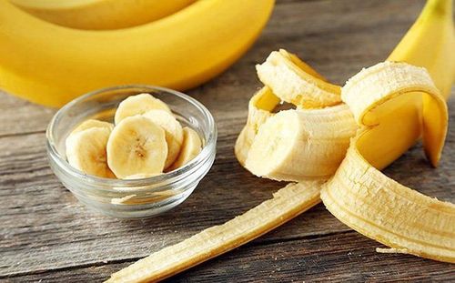 
Eat bananas to supplement calcium, potassium and water
