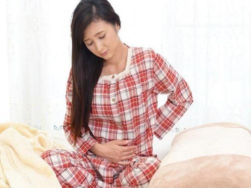 
Căng tức, đau vùng hạ vị là triệu chứng của bế sản dịch sau sinh
