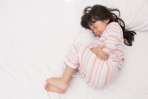 Trẻ 5 tuổi đau bụng ngay rốn kèm nóng sốt là bệnh gì?
