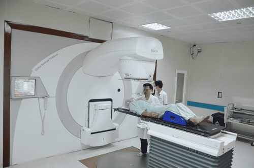 How does radiation therapy for cancer work?