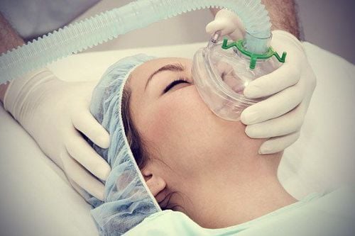 Gây mê nội khí quản phẫu thuật nội soi cắt lách bán phần trong chấn thương
