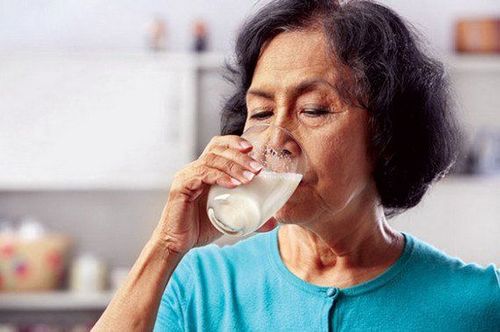 Bổ sung sữa cho bệnh nhân ung thư: Những điều cần biết