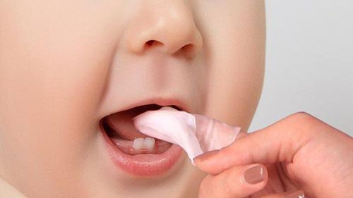 Hygiene for children's mouth to avoid thrush, curdled milk