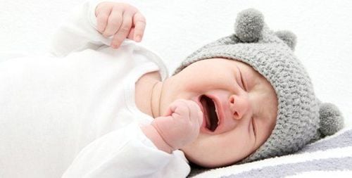 Nên làm gì khi trẻ 1 tuổi liên tục khóc, ngủ vặn mình?