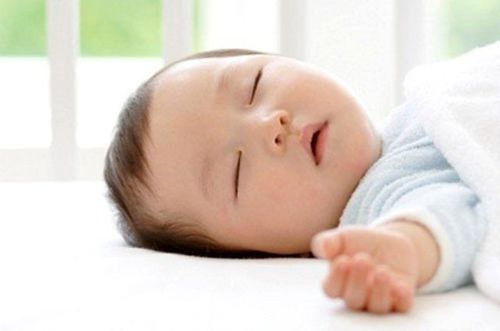 Newborns sleeping too long should be woken up to breastfeed?