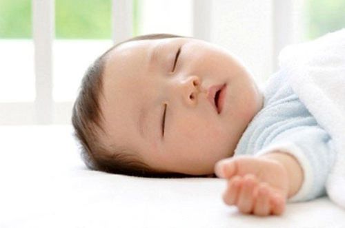 Trẻ sơ sinh ngủ giấc dài quá có nên đánh thức cho bú?