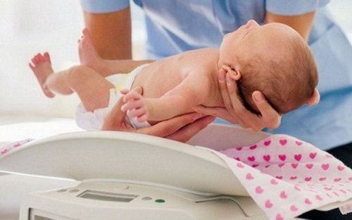 Low birth weight children: At what time is heel blood drawn, newborn screening?