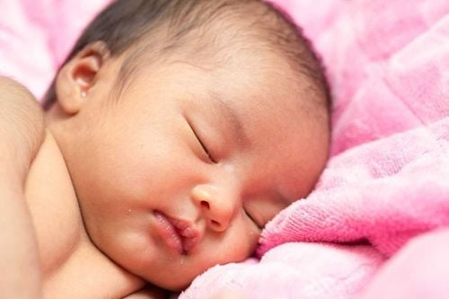 Trẻ sơ sinh bị chẩn đoán giãn não thất lúc mang thai có ảnh hưởng tới não sau này không?