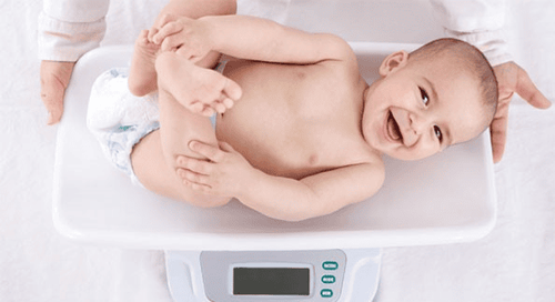 Trẻ sơ sinh 3 tháng tuổi nặng 5.4kg có nguy cơ suy dinh dưỡng không?