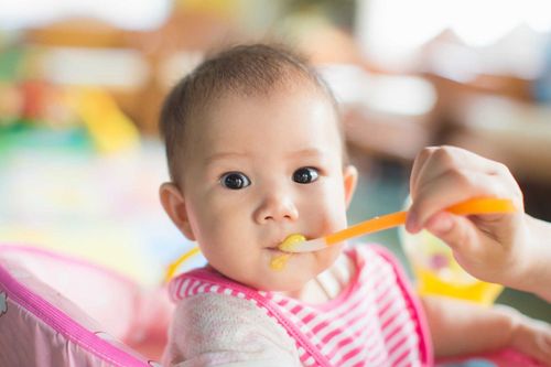 Signs that your baby is ready for solids