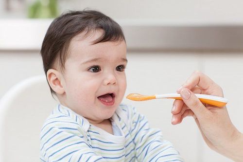 Children eat complementary foods according to each age: From 9-12 months