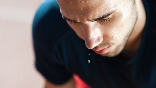 Nếu bạn đổ mồ hôi nhiều thì nên uống nước nhiều hơn