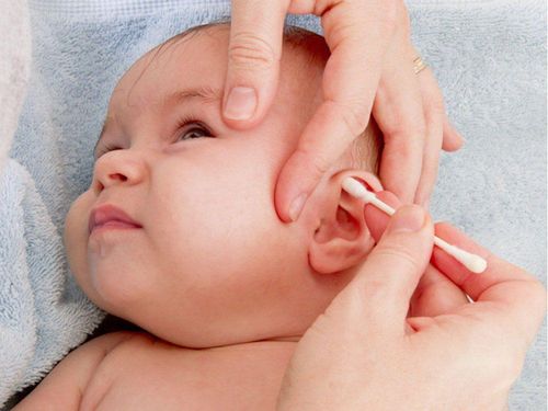 How to handle when baby's earwax is dry and clumps