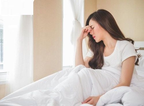 Vì sao bạn dễ bị đau đầu sau khi ngủ trưa?