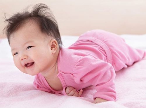 
Trẻ 3-4 tháng tuổi đã bắt đầu có hoạt động chống đẩy mini (lẫy)
