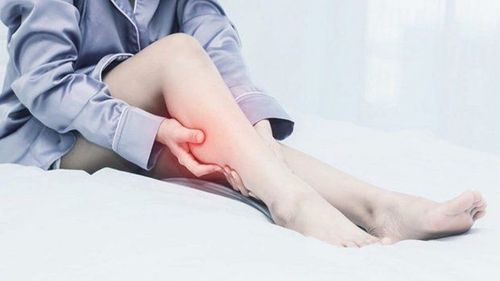 Đau nhức bắp chân kèm đầu gối sau sinh thường là bệnh gì?