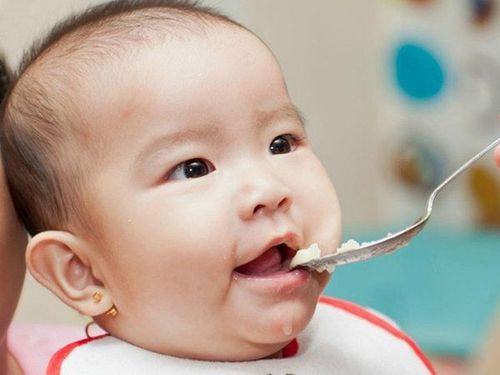 
Bé ăn dặm có thể bắt đầu với thức ăn xay mịn, tăng dần độ nhám rồi chuyển sang nghiền hoặc thức ăn mềm cắt khúc nhỏ trong vòng vài tuần
