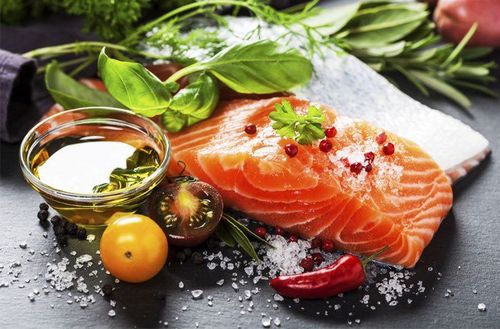 
Nên ăn các loại cá giàu omega 3 như cá hồi, cá mòi, quả óc chó, hạt lanh cung cấp đầy đủ dinh dưỡng cho cơ thể
