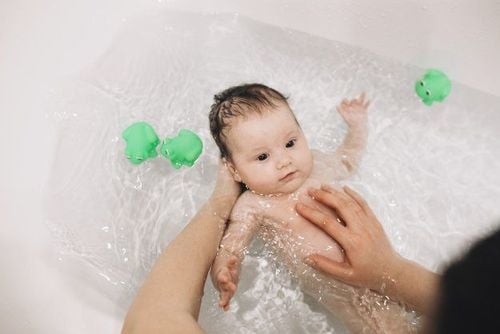 
Avoiding bathing children with chickenpox is an old-fashioned and fogy view