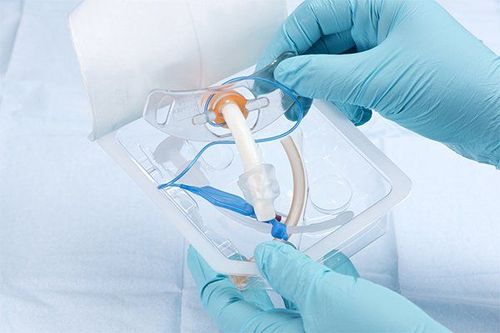 Đặt nội khí quản thở máy nhằm tăng thông khi trong sốt xuất huyết Dengue thể não