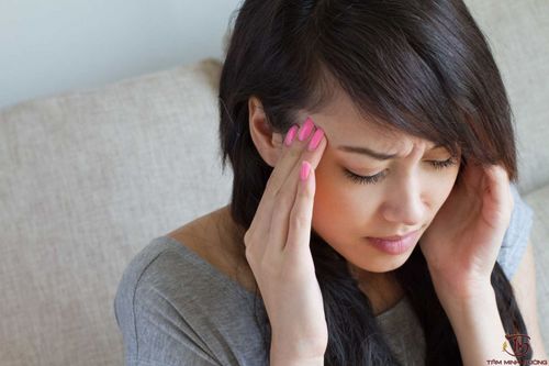 Đau đầu chóng mặt kèm sốt nhẹ là biểu hiện bệnh gì?