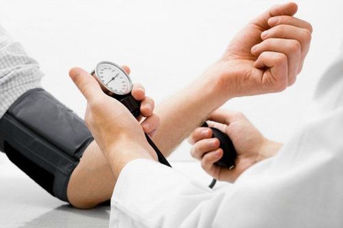 Suy thận mạn độ 2 kèm tăng huyết áp có cần điều trị thuốc thận không hay chỉ uống thuốc huyết áp?